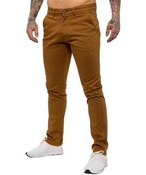 Disfruta del máximo confort y estilo con nuestros Pantalones Chinos de Ajuste Ceñido para Hombre de ENZO. Con una elegante abertura de cremallera, dos bolsillos delanteros, dos bolsillos traseros con ribete y el logotipo característico de la marca en la parte posterior de la cintura.