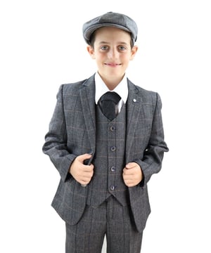 Elegante, elegante y sofisticado, luce perfecto con este traje de tweed de tres piezas de espiga a cuadros en gris carbón de primera calidad. La chaqueta de dos botones tiene una caída hermosa y tiene una construcción de media lona que se adapta a la forma de tu cuerpo cuanto más lo uses. Un chaleco a juego completa el traje de tres piezas con un estilo de botonadura sencilla con bolsillos sastre clásicos y un ajustador en la espalda para garantizar que puedas crear tu ajuste ideal. El traje es atemporal y contemporáneo al mismo tiempo y te permite lucir lo mejor posible durante todo el día.