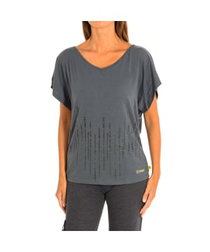 Camiseta Con Mangas Zumba. 
Color Gris-negro
Clásica y versátil con un calce fácil. 
Cuello en pico. 
Gráfico en el frontal y la espalda con motivos de la marca.
Tejido suave y de corte holgado.
Costuras vistas a tono.

Composición:  62% Poliéster, 33% Algodón, 5% Elastano.

-Utilizar lavadora a temperatura máxima 30º .
-No utilizar secadora.
-No puede utilizar Lejía.
-Utiliza plancha a temperatura máxima 110º.