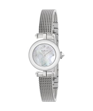 Marke: Gucci Gehäusetiefe: 9.1mm Marke Code: YA141512 Garantie: 2 Jahre Gucci-Garantie Gehäusebreite: 27mm Gehäusematerial: Edelstahl Zifferblatt Farbe: Perlmutt Uhr Markierungen: Diamanten Wasserdicht: 50 Meter Uhrwerk: Quarz Armband Material: Edelstahl Armband Armband Farbe: Silber Schließe Typ: Druckknopf-Faltschließe Gehäuseform: Rund