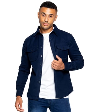 Sobrecamisa texturizada Enzo para hombre, diseñada para ser extragrande, escote en punta, botón completo en el centro del frente, mangas largas, puños abotonados, dobladillo curvo, bolsillos delanteros tipo parche con solapa y botón, 87% poliéster, 11% viscosa, 2% elastano