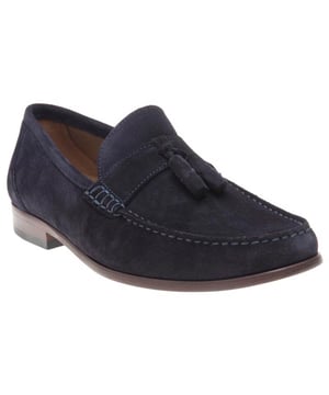 La chaussure élégante et décontractée parfaite. les mocassins pour hommes Twin Tassel de SOLE ne manqueront pas de peaufiner votre look avec style cette saison. Article fabriqué en daim bleu marine riche. le slip classique est entièrement doublé de cuir pour un port confortable et fini avec les glands traditionnels sur le devant.
