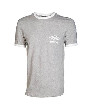 La camiseta para hombres de Umbro Wings Ringer es una pieza elegante y versátil que agrega un toque de talento deportivo a su guardarropa casual. Esta camiseta presenta un diseño único de timbre grabado, que combina comodidad y estilo sin esfuerzo.

Diseñada con un ajuste regular, esta camiseta ofrece una silueta cómoda y relajada. El estilo Ringer muestra detalles de cinta contrastantes alrededor del escote y las mangas, agregando un toque deportivo y retro de inspiración al diseño general.

Hecho a partir de materiales de alta calidad, esta camiseta asegura una sensación suave y cómoda contra la piel. La tela es duradera y transpirable, proporcionando comodidad durante todo el día para diversas actividades y ocasiones.

Con su clásico cuello de la tripulación, esta camiseta ofrece un aspecto atemporal que se puede combinar fácilmente con jeans, pantalones cortos o fondos informales. Ya sea que esté haciendo recados, conociendo amigos o participe en actividades deportivas, esta camiseta agrega un toque de estilo atlético a su atuendo.

El logotipo de Umbro se muestra sutilmente en el cofre, que representa el patrimonio y el compromiso de la marca con la calidad. El logotipo agrega un toque elegante y muestra su afinidad por la ropa deportiva que combina la moda y la funcionalidad.

Elija la camiseta para hombres de Umbro Ringer Ringer para su ajuste cómodo, materiales premium y diseño deportivo. Ya sea que se dirige al gimnasio o simplemente busque una opción informal y elegante, esta camiseta es una opción versátil que le permite expresar su estilo único con un toque de toque atlético.