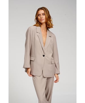 Blazer van TeeShoppen  Dit is een blazer van TeeShoppen. Het is de perfecte moderne laag om toe te voegen aan je outfit en een goede keuze voor elke garderobe. 
 Deze blazer is verkrijgbaar in grijs, een neutrale kleur die ideaal is voor dagelijks gebruik. 
  Welke maten zijn beschikbaar voor de blazer?  De blazer is verkrijgbaar in maten XS, S, M, L en XL. 
 Deze maten zijn ontworpen voor vrouwen. 
  Over TeeShoppen  Prijs en kwaliteit hoeven niet altijd hetzelfde te zijn, en dat willen we benadrukken met onze producten van TeeShoppen. Ons assortiment bestaat uit verschillende coole basisstukken die in elke garderobe passen. En het is niet saai alleen omdat het basic is. Onze kleding is ontworpen om te werken voor verschillende gelegenheden, terwijl ze gemaakt zijn van kwaliteitsmaterialen die ervoor zorgen dat ze comfortabel zijn om te dragen. Op zoek naar een plek om tijdloze kleding te vinden voor zowel mannen als vrouwen? Dan ben je bij ons aan het juiste adres. Bij TeeShoppen betaal je niet voor dure merken en kosten, alleen voor kwaliteit en service, die voor ons belangrijk zijn. En natuurlijk breiden we ons assortiment voortdurend uit in lijn met de mode, zodat je altijd moderne basis kleding bij ons kunt vinden.