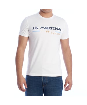 Camiseta de hombre manga corta de La Martina.

La camiseta de hombre de La Martina es el equilibrio perfecto entre elegancia y comodidad. Diseñada para quienes buscan destacar con un look clásico pero moderno, esta prenda refleja el carácter único de la marca.

Detalles:

- Confeccionada en algodón de alta calidad, suave al tacto y transpirable.
- Diseño frontal con el emblemático logotipo de La Martina y el texto "Polo Crew".
- Corte recto y cómodo.
- Cuello redondo clásico y costuras reforzadas que aseguran durabilidad y resistencia.
- Perfecta para combinar con vaqueros o bermudas, ideal para looks casuales.

Esta camiseta manga corta de hombre de La Martina es una pieza versátil que combina con cualquier conjunto, ya sea casual o deportivo.
 Composición: 100% Algodón
 Cuidados:
- Lavar a máquina a un máximo de 30°C en un programa delicado.
- No usar lejía ni blanqueadores.
- Planchar a baja temperatura, preferiblemente del revés.
- No usar secadora.