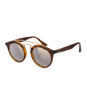 Gafas de sol New Gatsby con montura de acetato.
Forma redonda ovalada.
Patillas de acetato con el nombre de la marca en metálico.
100% Protección UV.
Cristales antirreflejo.
Todos nuestros productos se envían en el interior de su estuche original.
Incluye una gamuza limpia cristales, los certificados de autenticidad y garantía.
 Medidas: Ancho lente: 46 mm. Alto lente: 46 mm. Puente: 20 mm. Patillas: 145 mm.
 Composición: Acetato
 Cuidados:
Limpieza y manutención:
- Limpiar las gafas con agua y jabón.
- No utilice paños sucios o abrasivos, que puedan alterar las características de los filtros.
- Utilice solo accesorios y repuestos originales.