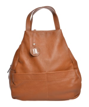 Mochila  
100% piel de vaca  
Cierre superior con cremallera y solapa magnética  
Bolsillo trasero con cremallera  
Dimensiones: 32x38x14 cm  
Asa: 2x30 cm  
Correa para el hombro: 2x102 cm  