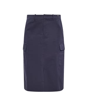 Betonen Sie Ihre Garderobe mit diesem Baumwollrock mit Rückenschlitz für Bewegungsfreiheit. Auf der Vorderseite befinden sich zwei funktionelle, aufgesetzte Cargotaschen, die dem minimalistischen Design zusätzlichen Nutzen verleihen. Der Rock wird ein tolles Element eines Sommer-Stylings sein.  Felsen