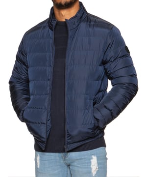 Kruze windgewatteerde herenjas, trechterhals, ritssluiting aan de voorkant en zijzakken, schouderdetail en een geborduurd logo op de voorkant voor een high fashion touch en ritssluiting.
