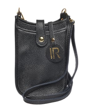 Crossbody tas
100% rundleer
Knoopsluiting aan de voorkant
Afmetingen : 17,5x11,5x2 cm
Schouderriem: 120cm verstelbaar