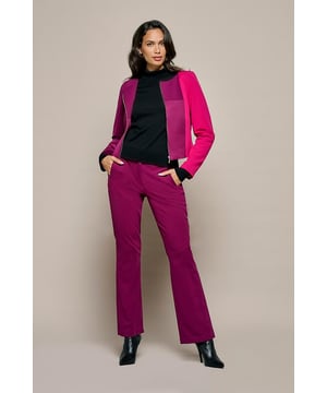 De Chanera blazer in dark berry is een must-have toevoeging! Dit stijlvolle jasje, geïnspireerd op de couture items van Mart Visser, straalt elegantie uit. Het unieke grafische kleurpatroon in verschillende berry- en rozetinten, gecombineerd met de verdekte zilveren ritssluiting, geeft de blazer een bijzondere uitstraling. Het getailleerde ontwerp in combinatie met de grafische deelnaden en de heuplengte zorgen voor een speels en slankmakend effect. Gemaakt van stretch crêpe materiaal, biedt deze blazer zowel comfort als een flatterende pasvorm. De Chanera blazer is veelzijdig en kan prachtig worden gecombineerd met een pantalon en een bijpassende top. Bovendien is deze unieke kleur ook beschikbaar in een prachtige knielange jurk met driekwart mouwen. Combineer de blazer en de jurk voor de ultieme look!