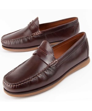 Purapiel garantie, 10 jaar garantie. Casual mocassin voor mannen. Gemaakt van 100% natuurlijk leer, vrij van Chroom VI. Materialen van de hoogste kwaliteit. Antislip rubberen zool. Gemaakt door een ander merk voor ons merk.