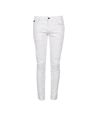 Este modelo de jeans es la quintaesencia del estilo moderno, ideal para resaltar la figura gracias a su ajustado corte Super Skinny, que funciona bien en muchas combinaciones de moda.

La elegante apariencia de los pantalones está destacada por un botón logotipado de buen gusto y un confiable cierre relámpago, asegurando facilidad al ponerse y comodidad al usar.

La funcionalidad adicional y el espacio para pequeños objetos son proporcionados por tres bolsillos delanteros y dos traseros, que no son solo prácticos, sino que también añaden un aspecto distintivo a los pantalones.

Las piernas ligeramente estrechas combinan perfectamente con una variedad de calzados, desde zapatillas casuales hasta zapatos elegantes, creando un aspecto equilibrado para cualquier ocasión.

El tiro medio proporciona comodidad al usar, siendo el compromiso ideal entre un tiro bajo y uno alto, y combina bien con diversos estilos de las partes superiores del vestuario.

Los modernos desgastes añaden carácter y un toque urbano, encajando perfectamente en las tendencias vintage y estilizaciones casuales.

Los bajos crudamente terminados reflejan el estilo urbano y la despreocupación, añadiendo a los pantalones un carácter de moda, algo rebelde.

Un sutil detalle de marca en el bolsillo delantero es un discreto acento que refleja la autenticidad y el cuidado de la marca por los detalles.

La tela de alta calidad de la cual están hechos los pantalones garantiza no solo durabilidad y resistencia al desgaste, sino también comodidad durante todo el día.