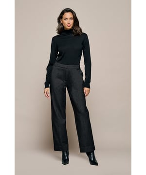 De Yvon broek in zwart is een elegante keuze met een trendy denimlook. De broek heeft doorgestikte deelnaden op het voorbeen, wat zorgt voor een speels detail. Met zijn hoge taille en lange, rechte broekspijpen straalt de broek verfijning uit. Praktische kenmerken zijn onder andere comfortabele steekzakken en een blinde sluiting met rits en haak-en-oogsluiting. Vervaardigd uit 95% katoen en 5% elastaan, biedt de Yvon broek zowel comfort als stretch, perfect voor zowel lange werkdagen als ontspannen uitjes. Combineer de Yvon broek met de Lotus top voor een chic jumpsuit-effect en maak je look compleet met de Cameron jas in groen of dark berry voor een opvallende uitstraling! Voor een casual look kun je de Yvon broek dragen met de jersey Caitlin print top en witte sneakers.