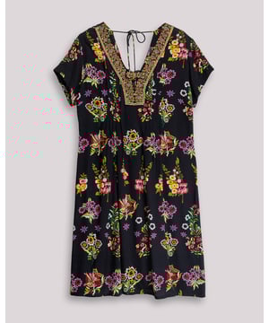 Vestido corto con ligera silueta en A de cuello pico y manga corta. Trabilla en escote. Detalle de bordado de hilo a tono en cuello y trabilla. Estampado floral multicolor.