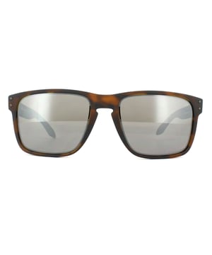 Oakley Holbrook XL OO9417-02 Matt Brown Tortoise Prizm Black Sonnenbrille ist einfach eine größere Linsenversion des meistverkauften Holbrook-Modells für eine erweiterte Abdeckung. Sie haben immer noch einen Retro-Look in diesem Vintage-Stil, der von Snowboard-Superstar Shaun White entworfen wurde, aber mit der beeindruckenden Technik und dem Design, das der Oakley-Standard ist.