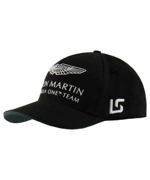 Es gibt nur wenige Automobilmarken, die so ikonisch und zeitlos sind wie Aston Martin. Zeigen Sie Ihre Unterstützung für ihre bedeutende Rückkehr in die Formel 1 im 21. Jahrhundert mit der offiziellen Teamkleidung. Diese klassische Cap mit gebogenem Schirm verfügt über einen verstellbaren, perforierten Riemen, damit Sie die perfekte Passform finden. Ein Union-Jack-Tag sorgt für einen Hauch britischen Stils. Der Teamname wiederholt sich entlang des Rands des Schirms, der eine strukturierte Unterseite hat, und die gedruckten Teamdetails sind vorne, an der Seite und hinten auf der Krone angebracht.