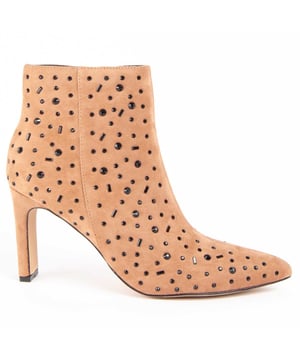 Dames enkellaars met hak. Comfortabele pasvorm. Gevoerde binnenzool van natuurlijk leer. Gemaakt door andere merken voor ons merk. Afmetingen: 8 cm hak, 16 cm hoog en 10 cm breed.