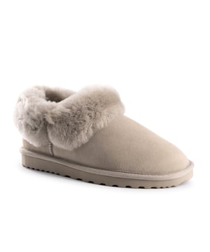 DETAILS Deze traditionele enkelpantoffel biedt comfort en ondersteuning. De extra kraag van schapenvacht zorgt voor extra warmte en geeft toch een stijlvolle look.  Traditionele pantoffel die je het hele jaar door zult dragen Pluche premium Australische schapenvacht voering WaterafstotendLIGHTGREYt Leren bovenwerk Volledige Australische schapenvacht binnenzool Stijlvol uitziende schapenvacht kraag Lichtgewicht EVA, rubber mix buitenzool - zacht en extra demping Schapenvacht ademt waardoor voeten warm blijven in de winter en koel in de zomer 100% gloednieuw en van hoge kwaliteit, wordt geleverd in een merkdoos, geschikt om cadeau te geven