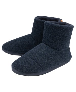 DUNLOP - Men's Memory Foam Puffer Bootie SlippersStandard-Pantoffeln sind gut und schön, aber wenn Sie nach etwas ein bisschen mehr funky und vielleicht sogar bequemer für die Entspannung rund um das Haus sind dann diese Dunlop Marke Puffer Bootie Slippers sind ideal! Diese Booties bieten einen sicheren Stiefel-Stil mit einem dicken gesteppten Puffer-Material, das Ihre Füße für maximale Wärme und Komfort den ganzen Tag lang umgibt! Im Gegensatz zu normalen Hausschuhen sind die Puffer Bootie Slippers im Stiefel-Stil gehalten, was für zusätzliche Wärme sorgt, und Sie können sogar Ihren Pyjama hineinstecken, um es noch wärmer zu haben!Das superweiche Futter, das Ihre Füße umgibt, hält die warme Luft im Inneren und um Ihre Füße herum für maximale Wärme. Die Memory-Foam-Sohle verbessert die Dämpfung in der Sohle, perfekter Komfort für das ganze Jahr Diese Boot-Slipper auch eine strapazierfähige Traktion Gummisohle für perfekten Halt, werden Sie nicht mehr auf harten Oberflächen rund um das Haus rutschen. Gönnen Sie Ihren Füßen dieses Paar Booties, die mit luxuriöser Qualitätsarbeit von Dunlop hergestellt wurden. Sie sind ein perfektes Geschenk für einen Vater, Onkel, Opa oder sogar einen Bruder, wenn er es zu Hause besonders bequem haben möchte. Ursprünglich ein Reifenhersteller, begann Dunlop seine Verbindung mit Hausschuhen in den 1960er Jahren, als die in Lancashire ansässige Fabrik begann, hochwertige Hausschuhe mit Gummisohlen zu produzieren, die die intelligente Technologie nutzen, die ursprünglich für ihre bahnbrechenden Reifen entwickelt wurde. Die Marke Dunlop hat einen hervorragenden Wiedererkennungswert und ist ein Synonym für hohe Qualität und Zuverlässigkeit und genießt einen beneidenswerten Ruf, der sich auch auf ihr Sortiment an Hausschuhen und Freizeitschuhen erstreckt. Sie bietet dem Verbraucher ein kreatives und inspiriertes Schuhsortiment, bei dem der Schwerpunkt auf kreativen Verzierungen, innovativen Stoffen und hervorragendem Komfort liegt: Marineblau. Die Slipper sind in den Größen 7-12 UK erhältlich. Sie sind im Bootie-Stil gehalten und wurden offiziell als maschinenwaschbar getestet.Weitere ProduktdetailsDunlop Marken-BootiesWeiches & warmes InnenfutterMemory-Schaumstoff gepolstertes FußbettHarte TraktionsgummisohlePufferboot-DesignGrößen 7 bis 12 UKWarm & bequemMarkenabzeichen am FußNur in Navy erhältlichMaschinenwaschbar
