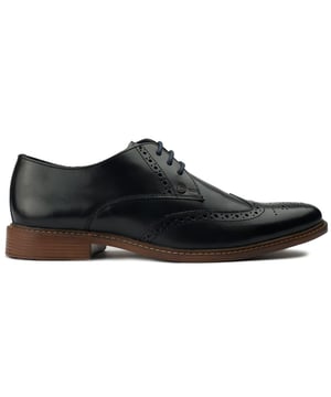 Salga con estilo con los exclusivos zapatos brogue Andy de Ben Sherman. Con una elegante parte superior de cuero negro y elegantes detalles brogue, estos elegantes zapatos seguramente causarán una buena impresión en la oficina, en el trabajo y en las salidas nocturnas. La plantilla cómoda y la elegante suela exterior garantizan comodidad durante todo el día. Póngase los zapatos Andy de Ben Sherman y deje una impresión refinada dondequiera que vaya.