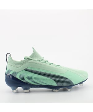 Puma One 20.1 FG/AG Botas de fútbol verde Mist Mist, una opción de alto rendimiento y elegante para jugadoras de fútbol que buscan comodidad, control y agilidad en el campo. Con su color verde niebla, configuración versátil de pernos y tecnología avanzada, estas botas de fútbol están listas para elevar su juego.

Características clave:

Mist Green Color: The Puma One 20.1 Boots de fútbol viene en un color verde de niebla único que agrega un toque de frescura y estilo a su atuendo en el campo.

Sólido de doble tierra firme/artificial (FG/AG): estas botas están diseñadas para funcionar bien tanto en las superficies de hierba natural firme (FG) como en las superficies de hierba artificial (AG), que ofrecen versatilidad en sus entornos de juego.

Ajuste mejorado: muchos modelos PUMA One cuentan con un ajuste ajustado y adaptativo, proporcionando un excelente bloqueo y soporte durante movimientos rápidos y cambios de dirección.

Agilidad y control: las botas a menudo incorporan tecnología para mejorar su control sobre la pelota y optimizar su agilidad en el campo.

Configuración del semental: las botas de fútbol de Puma tienen una configuración de perno adaptada para una tracción y estabilidad óptimas, lo que permite una aceleración rápida y maniobras seguras.

Materiales cómodos: estas botas a menudo utilizan materiales cómodos para garantizar un ajuste cómodo, lo que le permite concentrarse en su juego sin molestias.

Cierre de cordones: con un cierre de cordones, estas botas de fútbol ofrecen un ajuste personalizable que ayuda a prevenir el deslizamiento durante el juego.

Rendimiento profesional: PUMA se dedica a ofrecer calzado deportivo de alto rendimiento, y la serie 20.1 está diseñada para proporcionar el rendimiento necesario en el campo de fútbol.

Apelación elegante: el diseño de color verde nizante y el diseño elegante crean una apariencia elegante, lo que le permite destacar mientras muestra sus habilidades en el campo.