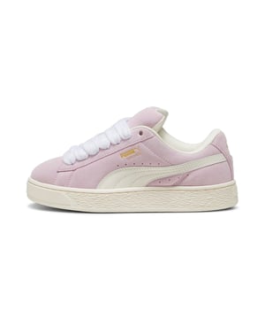PRODUCTVERHAAL: Deze frisse kijk op de klassieke Suede is geïnspireerd op de heritage van PUMA binnen breakdancing en de invloed daarvan op moderne streetwear. De Suede XL behoudt het iconische DNA van de Suede, maar geeft het een twist met een overdreven gewatteerde kraag en tong, plus een dikkere zool. Deze uitvoering heeft een volledig bovenwerk van suede met een leren Formstrip. KENMERKEN & VOORDELEN: PUMA's leren producten ondersteunen verantwoord vervaardigen via de Leather Working Group. www.leatherworkinggroup.com DETAILS: Suede bovenwerk; Leren Formstrip; Suede tong met gaasbinding; Debossed en folie-geprinte PUMA branding op het kwart paneel; Gaasvoering; Gaas binnenzool; Rubber middenzool; Rubber loopzool; Voering: Textiel, Overig; Loopzool: Rubber; Bovenwerk: Leer; Binnenzool: Textiel