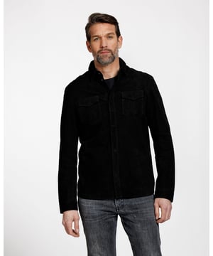 Een superveelzijdig overhemdjasje van hoogwaardig geitensuède. Het perfecte smart-casual jasje dat je zowel omhoog als omlaag kunt dragen. Het jack heeft twee borstzakken en de sluiting aan de voorkant is met blinde drukknopen.