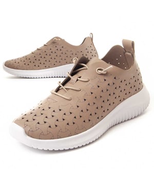 Zapatilla cómoda para mujer. Ajuste confortable. Plantilla acolchada. Suela antideslizante. Costuras reforzadas. Fabricada por otras marcas para nuestra marca.
