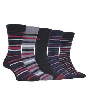 Pack de 5 calcetines Farah con dibujo clásico Un par de calcetines elegantes es esencial para completar cualquier conjunto formal. Estos calcetines de vestir Farah pueden hacer el truco con sus patrones clásicos y ajuste cómodo. Estos calcetines clásicos son ideales para cualquier situación con su mezcla de diseños y colores, siendo fáciles de combinar con cualquier atuendo que lleves. Estos calcetines están fabricados con un 47% de algodón, lo que los hace muy suaves y cómodos de llevar. El algodón también ayuda a regular la temperatura, asegurando que los pies estén frescos en verano y calientes en invierno. Estos calcetines también tienen una parte superior Gentle Grip que se amolda cuidadosamente al contorno natural de la pierna. Esta suave parte superior mantiene los calcetines en su sitio sin la constricción habitual de los puños normales, lo que los hace más cómodos durante largos periodos de uso. Estos calcetines están disponibles en las tallas 6-11 del Reino Unido y se venden en paquetes de 5 pares. Hay muchos modelos y colores disponibles. Detalles adicionales del producto - 5 pares - 6-11 UK - Marca Farah - Gentle Grip parte superior suave - Muchos estilos / colores - Algodón suave - Transpirable - 47% Algodón 45% Poliéster 7% Nylon 1% Elastano