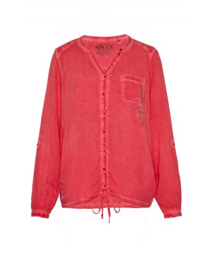 Deze blouse met borstzak voor dames is een veelzijdig basisstuk. De tuniekhals eindigt in een doorlopende knoopsluiting. In de zoom zit een trekkoord waarmee de wijdte naar wens kan worden aangepast. De lange mouwen hebben manchetten met knopen en knoopsluitingen aan de binnenkant, zodat de mouwen kunnen worden opgerold en vastgezet. De speciale olieverf geeft de blouse een heel bijzondere uitstraling. De grote labelversiering op de rug en de twee kleinere prints op de borstzak en boven de zoom zijn afgewerkt met glittersteentjes.
