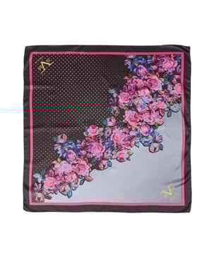 Foulard de mujer.
  Marca: 19V69 Italia.
  Diseno: FLOWER V01.
  Color: Multicolor.
  Composicion: 100% POLIESTER.
  Medidas: 90x90 cm.
  Fabricado en Italia.
  Temporada: Todas las estaciones.