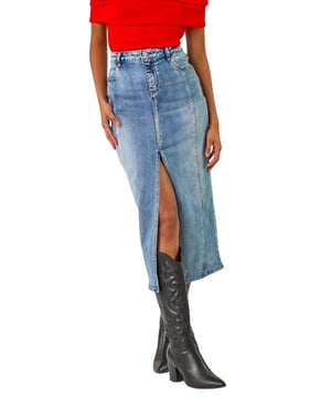 Dusk Panelled Denim Skirt from Roman. Add a touch of retro-inspired style to your Autumn/Winter wardrobe with this chic denim skirt. In a classic denim blue hue, this knee-length skirt features stylish panel detailing for a unique look. The skirt is finished with a secure button fastening for added detail. Pair with cosy knitwear and boots for a timeless and on-trend outfit that's perfect for the cooler seasons!