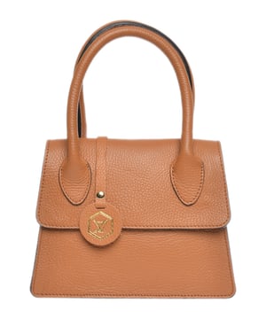 Bolso de mano  
100% cuero de vaca  
Solapa frontal con cierre magnético  
Bolsillo interno  
Dimensiones: 17x19.5x8 cm  
Asa: 31 cm  
Correa para el hombro: 120 cm ajustable