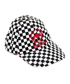 Gorra básica.
Color Negro-cuadros blancos.
Bordado personalizado por la firma, en el frontal.
Visera lisa.
Ajustable mediante cierre de velcro, en la parte trasera.
Costuras vistas a tono.

Composición:  100% Algodón

Lavar máximo a 30ºC.
- Planchar a media temperatura, máx. 110ºC.
- No permite usar secadora.
- No usar lejía.
- No admite el  lavado en seco.
