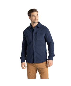100% Polyester. Gewebe: Fleece, Strukturiert. Design: Unifarben. Rand: Baumwolle, Polyamid. Gewebetechnik: isolierend. Bündchen: Geknöpft. Pflegeleicht. Langärmlig. Schaftrand zum Umklappen. Taschenart: Zwei Seitentaschen, Reißverschluss, 2 Brusttaschen, Klappenverschluss, Geknöpft. Button-Down-Kragen. Nachhaltigkeit: Aus recyceltem Material. S: 96,52 cm. M: 102 cm. L: 107 cm. XL: 112 cm. XXL: 124,46 cm.