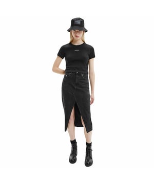 T-Shirt Calvin Klein Mini-Logo Damen Schwarz Baumwolle. Authentische Kleidung der Marke Calvin Klein - Streetwear/Sportswear-Design von Calvin Klein - Calvin Klein für Damen, modisch und perfekt für den Alltag - Das schwarze T-Shirt von Calvin Klein lässt sich hervorragend mit dem Rest Ihrer Garderobe kombinieren - Angenehmes Baumwollmaterial - Klassisch - Mini-Logo -