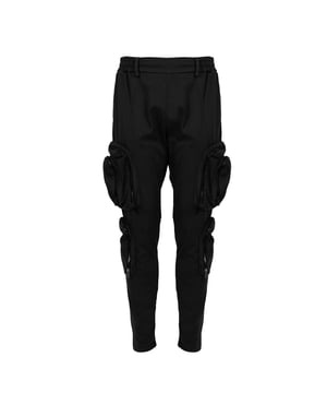 Estos pantalones cargo son la combinación perfecta de estilo y funcionalidad, que seguramente atraerán a cualquier aficionado a la ropa cómoda.

Gracias a su cintura ajustable con cordón, estos pantalones aseguran un ajuste perfecto al cuerpo, ofreciendo al mismo tiempo total libertad de movimiento y comodidad durante todo el día.

Prácticos y espaciosos, los grandes bolsillos laterales con cierre permiten guardar todos los objetos necesarios, como el teléfono, llaves o cartera, lo que hace que estos pantalones cargo no solo sean estilosos, sino también extremadamente funcionales.

Las costuras sólidas proporcionan a estos pantalones una durabilidad y resistencia excepcionales, lo que los convierte en la elección ideal para largas caminatas, excursiones o actividades diarias.

El color uniforme hace que estos pantalones cargo sean fáciles de combinar con diversos elementos del armario, lo que permite crear múltiples estilismos modernos y coherentes.

Fabricados en Italia, estos pantalones cargo combinan una alta calidad de fabricación y atención al detalle, lo que garantiza que servirán durante muchas temporadas, manteniendo su aspecto único.