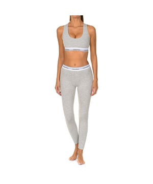 Conjunto de Top deportivo y Leggings Calvin Klein.
Color Gris
Ofrece una comodidad y una sujeción sin igual para que puedas desafiar cualquier límite. 
Goma elástica, con el nombre de la marca bordado consecutivamente.
Costura vistas a tono.

Composición:  95% Algodón, 5% Elastano

Instrucciones de lavado:
- Lavar máximo a 40ºC.
- Planchar a media temperatura, máx. 110ºC.
- No permite usar secadora.
- No usar lejía.
- No admite el  lavado en seco.
