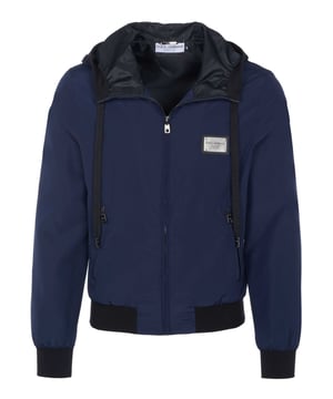 100% polyester; Dolce & Gabbana-jasje;  Model: G9LH0T FUMQ7 19;  Hoogwaardige afwerking;  Capuchon met trekkoord;  Sluiting: rits;  Twee zakken met rits aan de voorkant;  Dolce & Gabbana-logodetails