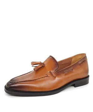 Slip into comfort and sophistication with Beddington, a traditional men's loafer finished with an on-trend tassel and weaved leather detailing.