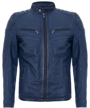 Dit eigentijdse klassieke jack is doordrenkt met een iconische motoressentie en belichaamt de sensatie van racen, geaccentueerd door de gewatteerde schouderpanelen en gemaakt van weelderig zacht nappaleer. Om de functionaliteit te verbeteren, heeft de jas twee borstzakken met ritssluiting en twee taillezakken. Dit kledingstuk is ontworpen met een getailleerde pasvorm voor een persoonlijk silhouet en combineert functionaliteit en duurzaamheid naadloos, waardoor het geschikt is voor elke gelegenheid. Geef je garderobe een boost met dit veelzijdige en stijlvolle stuk dat zeker een tijdloze toevoeging aan je collectie zal worden.