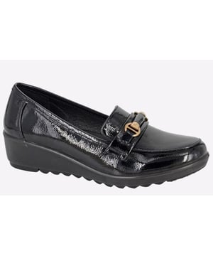 Boulevard elevate the timeless loafer silhouette with this edition of the classic Edmonton women's shoe, this time featuring a wedge heel, gold detailing, and a hi-shine synthetic upper.
- Synthetic upper
- Wedge heel
- Padded footbed
- God detailing
- Durable rubber outsole