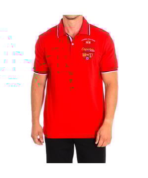 Polo Manga Corta La Martina.  
Color Rojo
Ideal para completar un look casual y moderno.
Cuello con solapa a contraste.
Cierre medio de botones en el frontal.
Logo bordado en la parte delantera superior.
Costuras vistas a tono.

Composición:  100% Algodón.

- Lavar máximo a 30ºC.
- Planchar a media temperatura, máx. 110ºC.
- No permite usar secadora.
- No usar lejía.
- No admite el lavado en seco.