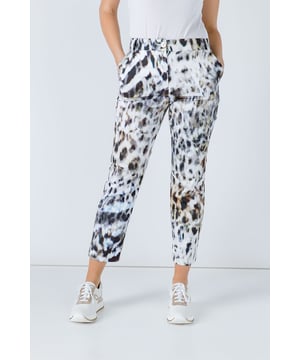 Estos pantalones ajustados hasta los tobillos están confeccionados en gabardina tejida elástica con estampado animal. Hay dos bolsillos interiores en la parte delantera y dos bolsillos falsos en la parte trasera. Hay una cinturilla con trabillas. Los pantalones se abrochan en la parte delantera con un botón de plástico color crudo y una cremallera oculta.