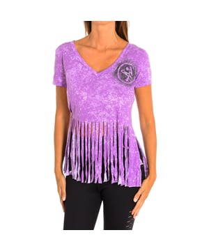 Camiseta deportiva con mangas Zumba. 
Color Lila
Versátil con un calce fácil. 
Cuello en pico. 
Gráfico frontal y en la espalda con motivos de la marca.
Los flecos en la parte inferior son un elemento distintivo.
Costuras vistas a tono.

Composición:  65% Poliéster, 35% Algodón.

-Utilizar lavadora a temperatura máxima 30º .
-Utilizar secadora.
-No se puede utilizar Lejía.
-Planchar a temperatura máxima 110º.
-Lavar en seco.