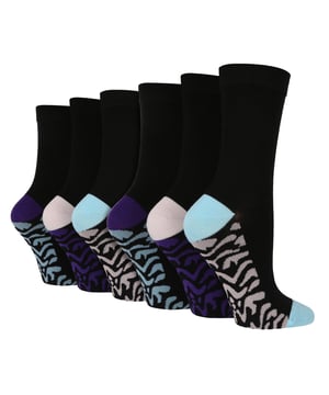Mima tus pies con la lujosa comodidad de los calcetines de bambú estampados Wildfeet. Fabricados con fibras de bambú suaves y sedosas, estos calcetines son increíblemente suaves y delicados, por lo que son perfectos para personas con piel delicada o sensible. Los bonitos dibujos y la mezcla de colores añaden un toque de estilo a cualquier conjunto. Estos calcetines presentan un tejido ligero y transpirable que mantiene los pies frescos y secos durante todo el día. Las propiedades de control de la humedad y termorregulación de las fibras de bambú garantizan que sus pies se mantengan frescos y cómodos, mientras que las propiedades antibacterianas naturales mantienen a raya el olor. Estos calcetines no sólo son buenos para los pies, sino también para el planeta. El bambú es un material ecológico y sostenible. Además, el embalaje de estos calcetines está hecho de papel reciclado, lo que añade un plus de respeto por el medio ambiente. Para una mayor durabilidad, los dedos y los talones se han reforzado de forma invisible. También están disponibles en 7 colores/diseños diferentes, que incluyen: 2 tipos de azul marino, negro, azul mancha, amarillo mancha, morado cebra y verde cebra. Wild Feet es una gama de calcetines con diseños chulos, colores atrevidos y eslóganes extravagantes: ¡desde carlinos y pingüinos hasta leones y llamas! Elige entre una gama de estilos para hombre y mujer, desde calcetines de vestir a calcetines deportivos. Incluso hay algunos estilos deportivos. Hay 7 colores para elegir y vienen en talla única de señora 4-8 UK. Están hechos de 70% viscosa (de bambú), 28% poliéster, 2% elastano y se pueden lavar a máquina.
