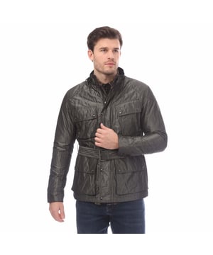 Unisex Belstaff Technical Shell Trialmatser Concept Jacket in gunmetal grey.- Ritssluiting en drukknoopsluiting middenvoor met gesp-regelbare kraag.- Vier moderne stormbestendige balgzakken met dubbele drukknoopsluiting.- Handtekening gekantelde linkerborstzak.- Waterafstotend.- Gespsluiting in taille.- Siliconen Belstaff feniks patch op linkermouw.- Metalen memory cloth - hoogglanzende metaalmix stof met gerimpeld geheugenoppervlak.- PFAS-vrij met waterafstotende afwerking.- Licht gewatteerde tegel quilt voering.- Archival fit unisex Trialmatser Metal memory stof - hoogglans metaalmix fabricage met een gerimpeld geheugenoppervlak.- PFAS vrij met een waterafstotende afwerking.- Licht gewatteerde tegel quilt voering.- Archival fit unisex Trialmaster: kortere en boxier pasvorm dan de huidige Trialmaster met pivot armsgat voor meer bewegingsvrijheid.- 79% Polyester 21% Gemetalliseerde Vezel.- Ref: 105176GMETL