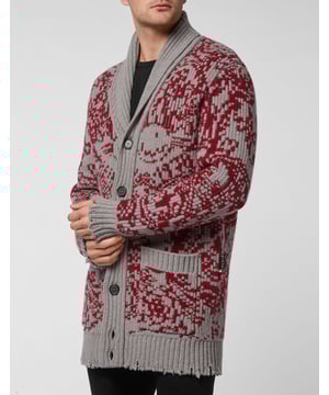 Un simple cárdigan también puede destacarse y tener estilo. Éche un vistazo a esta versión maxi de lana merino con los diseños tejidos en jaquard por toda la prenda. El cuello esmoquin y los dos bolsillos de parche se suman a su aire retro que se moderniza con el desgaste de los dobladillos en punto de canalé.