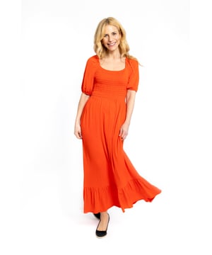 Las mangas cortas, el escote redondo y la falda de capas realzan tu figura. Este vestido es un verdadero showstopper en este vibrante tono naranja, perfecto para el verano y tus próximas vacaciones.

Escote redondo con mangas abullonadas y una falda completa hasta la pantorrilla.

100% Viscosa

Lavado a máquina a 30°